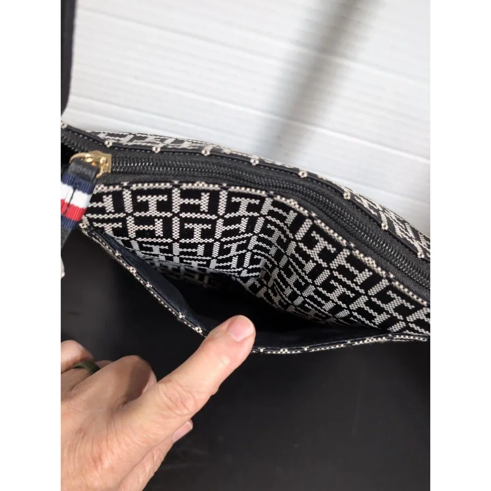 TOMMY HILFIGER LOGO BLACK/WHITE CROSSBODY/MESSENGER BAG ADJUSTABLE STRAP NWT $78